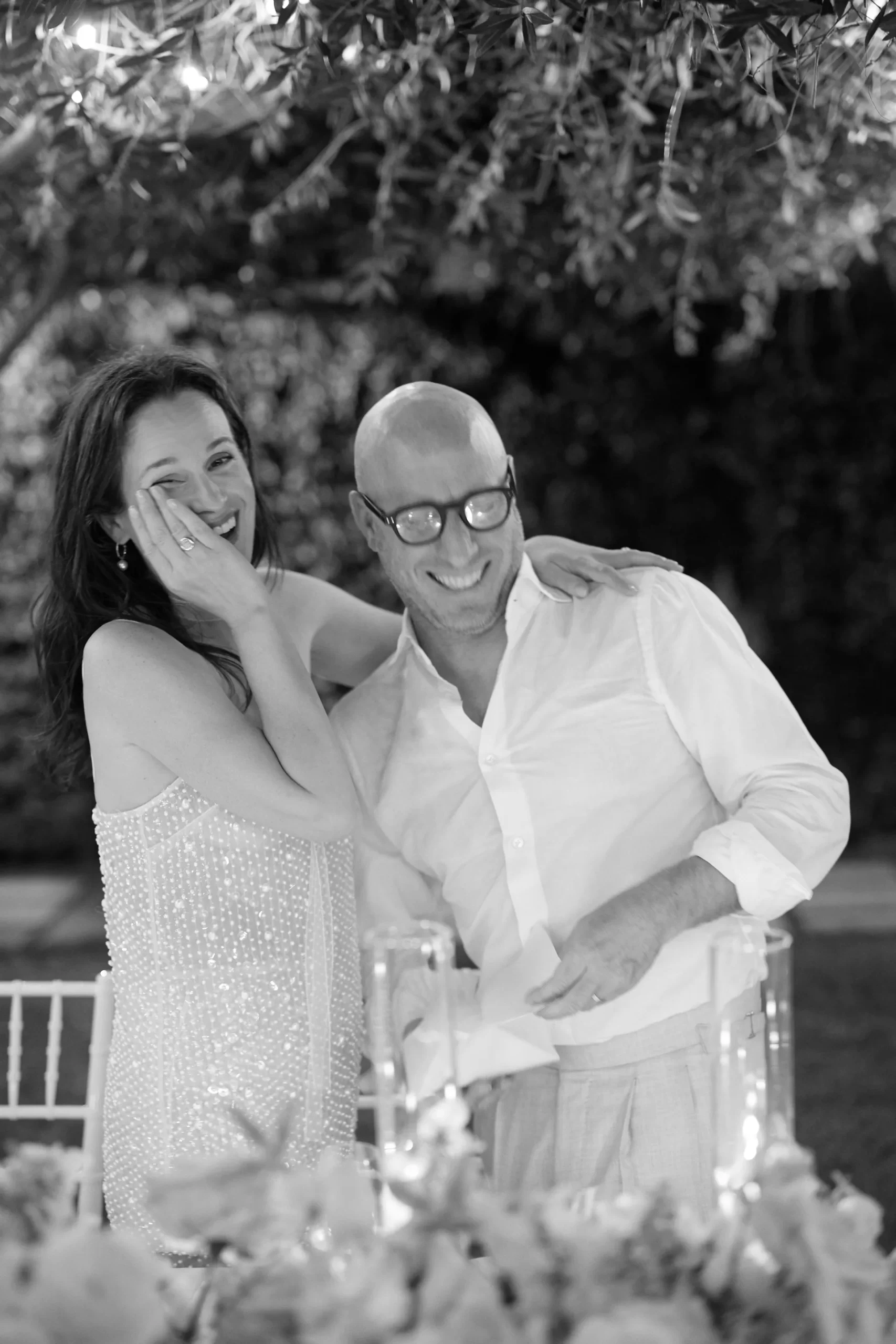 Het pasgetrouwde stel omhelst elkaar en lachen