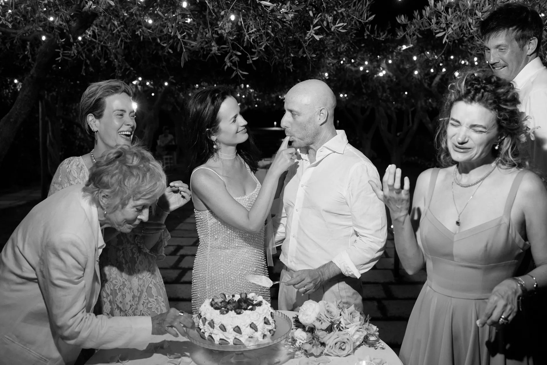 De gasten eten taart en drinken champagne