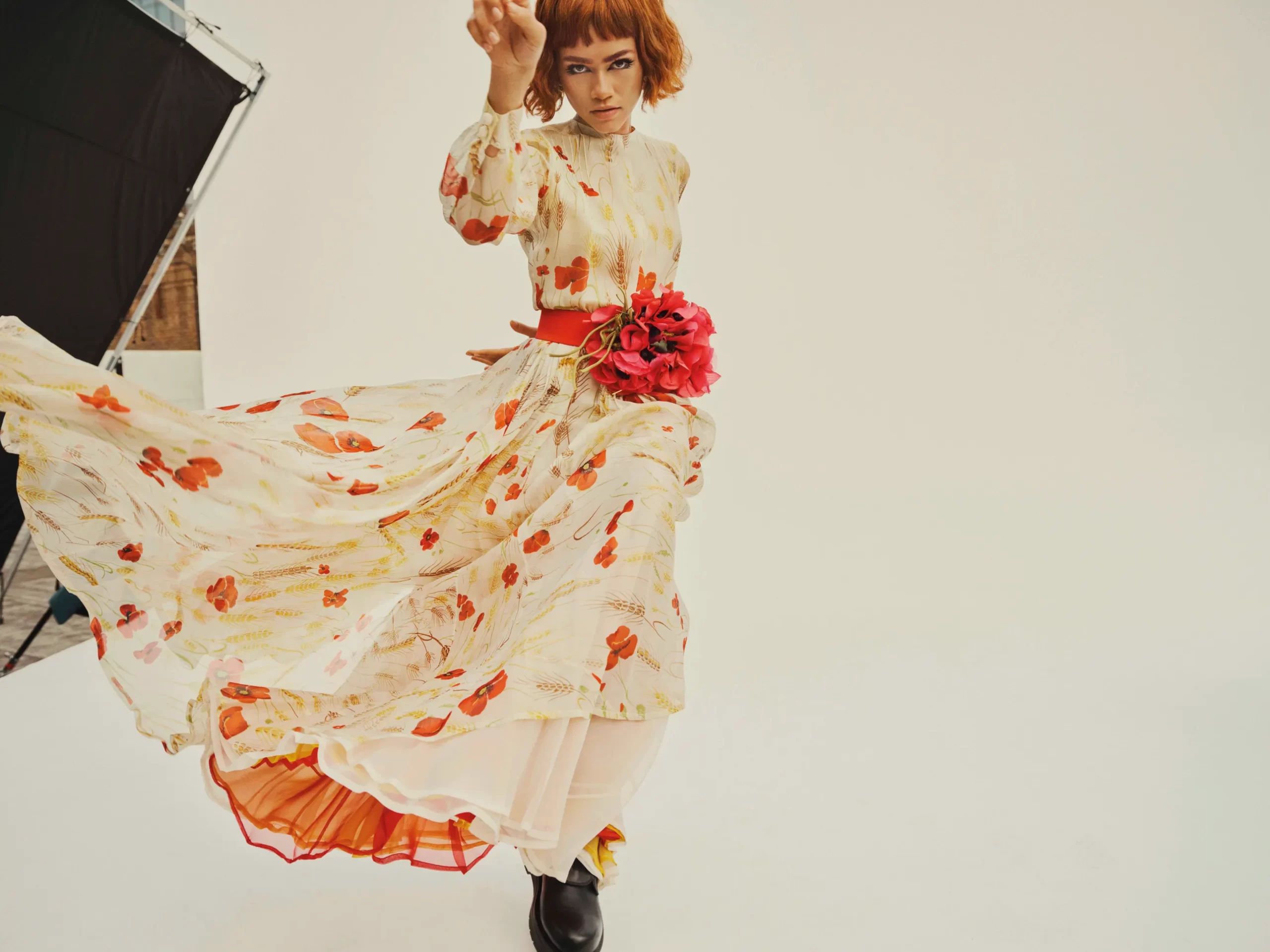 De actrice draagt een jurk van Valentino met een klaprozenprint uit de jaren zeventig