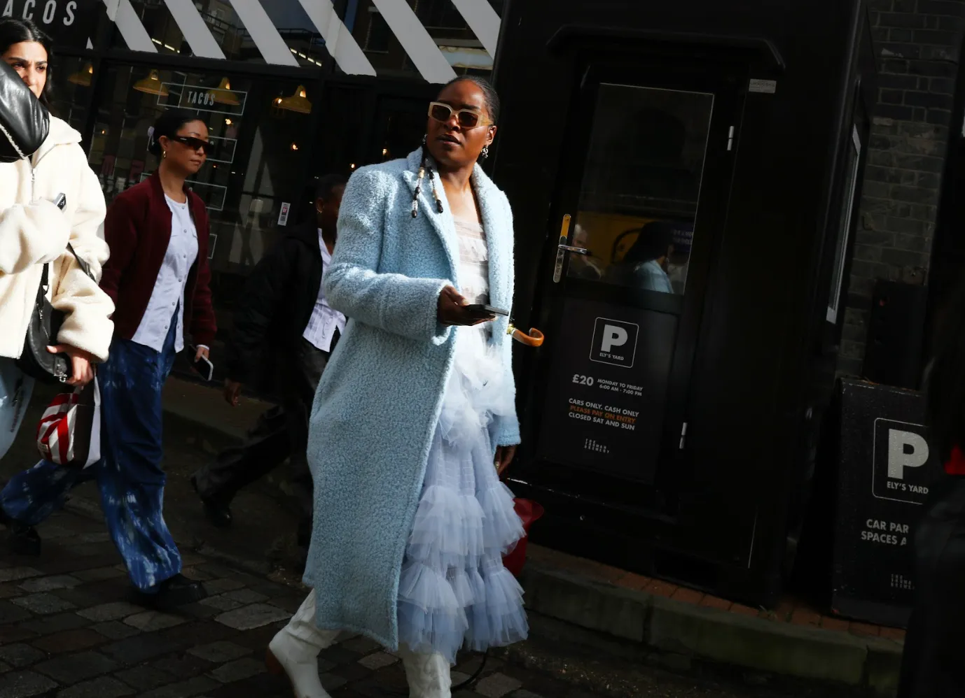 Een volledig lichtblauwe outfit met lange jas en tule rok