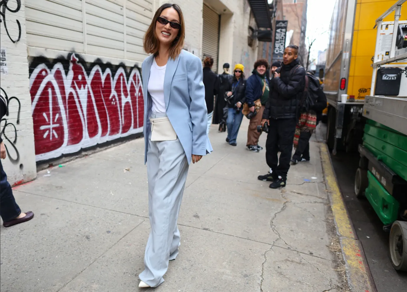 Vrouw draagt een babyblauw pak