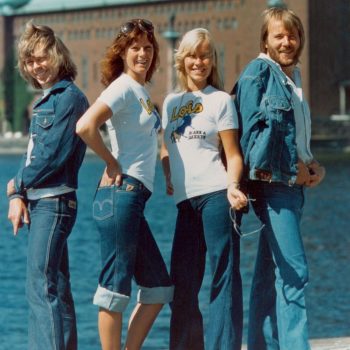 lois-jeans-herlanceert-t-shirt-dat-abba-precies-50-jaar-geleden-droeg-295399