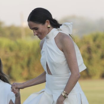 meghan-markle-verschijnt-in-zijden-jurk-en-vintage-chanel-op-het-poloveld-en-dan-was-er-ook-nog-de-kus-293900