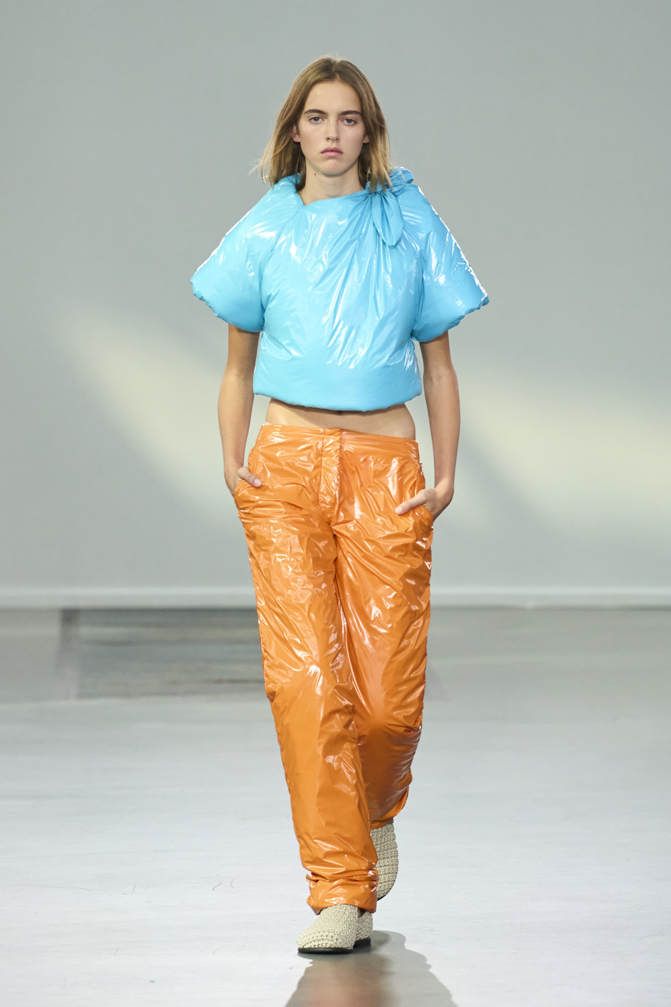 Een look van JW Anderson lente/zomer 2024