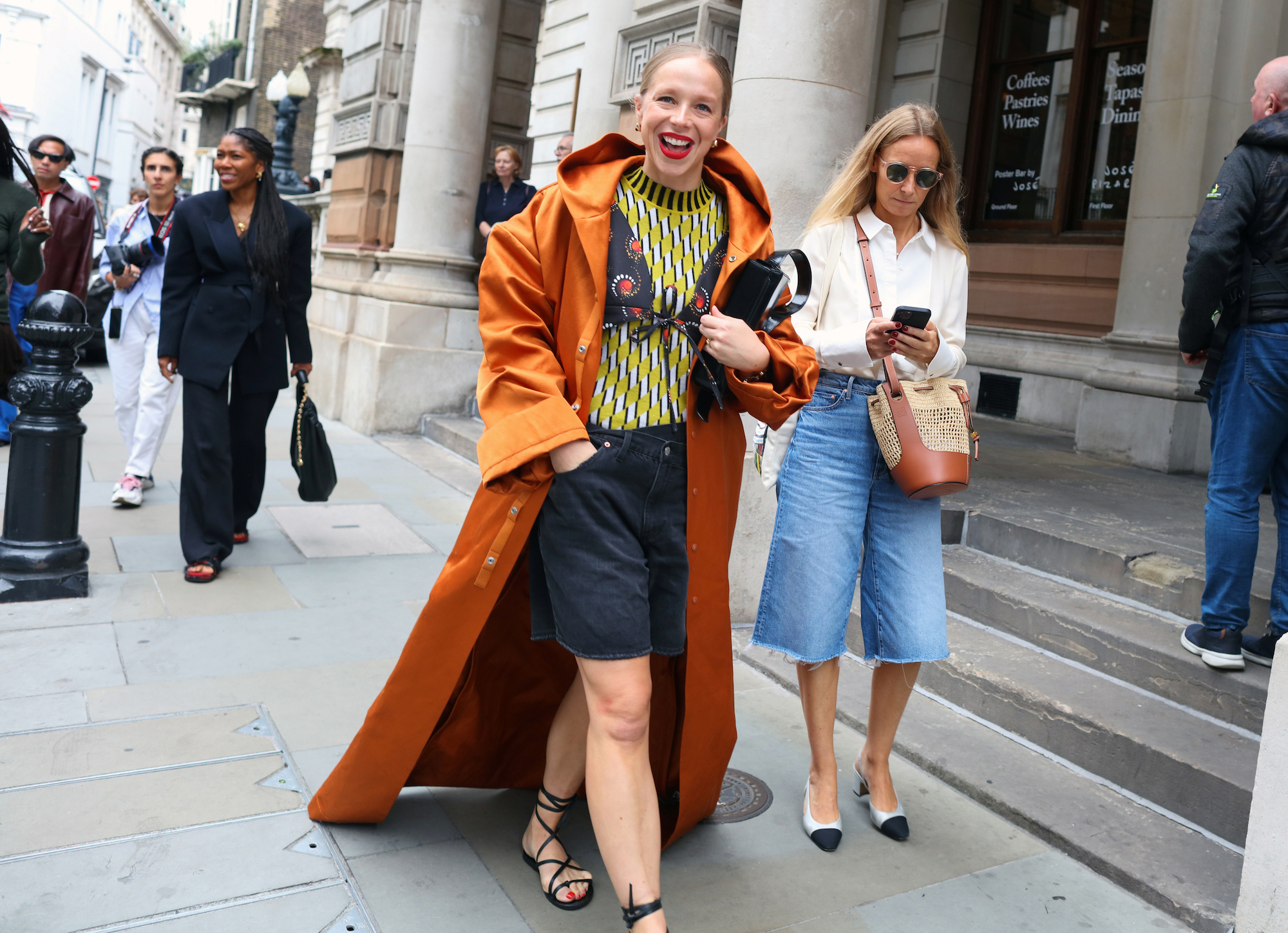 Een streetstyler in een oranje look ter inspiratie voor Koningsdag