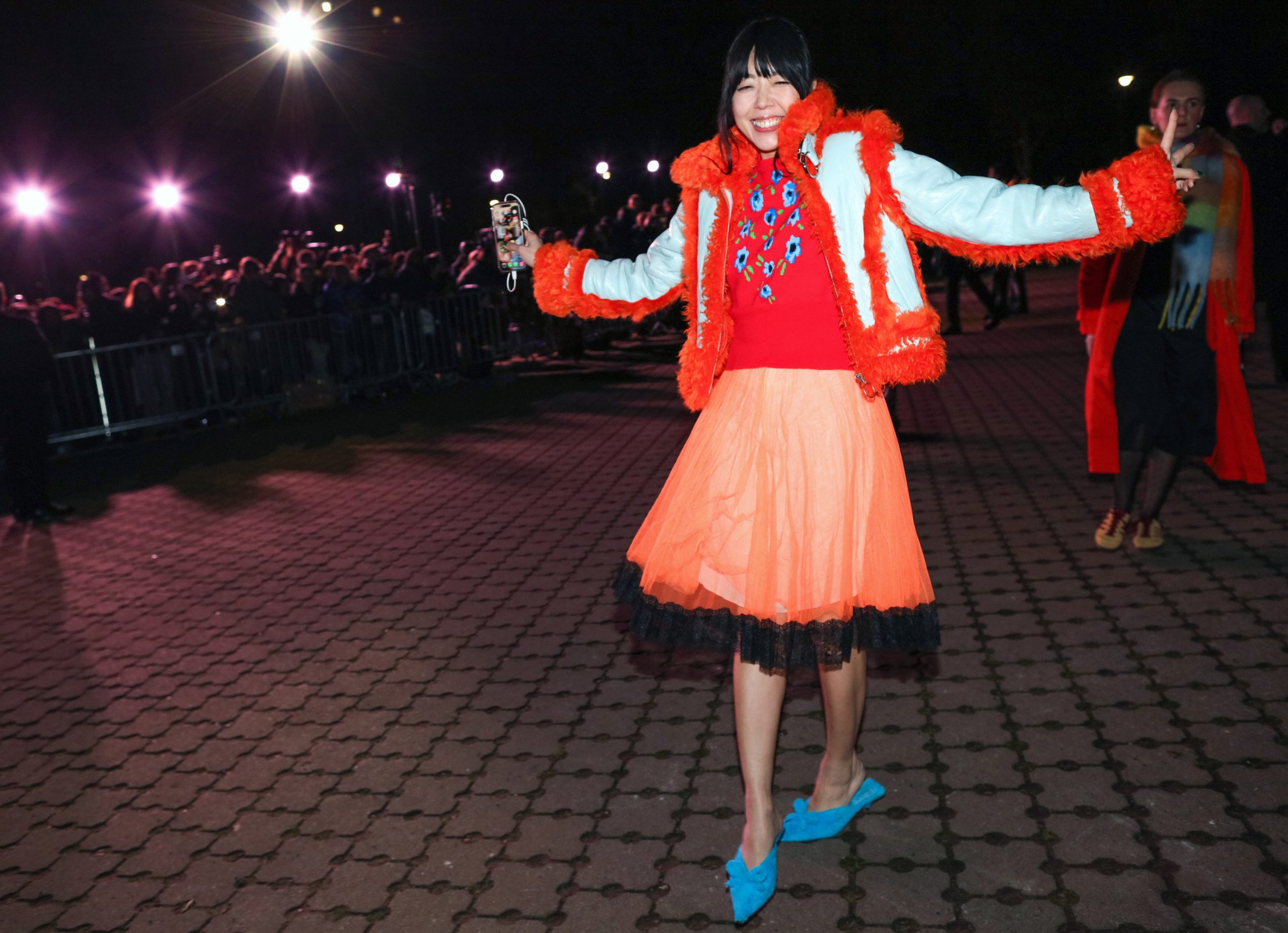 Een streetstyler in een oranje look ter inspiratie voor Koningsdag