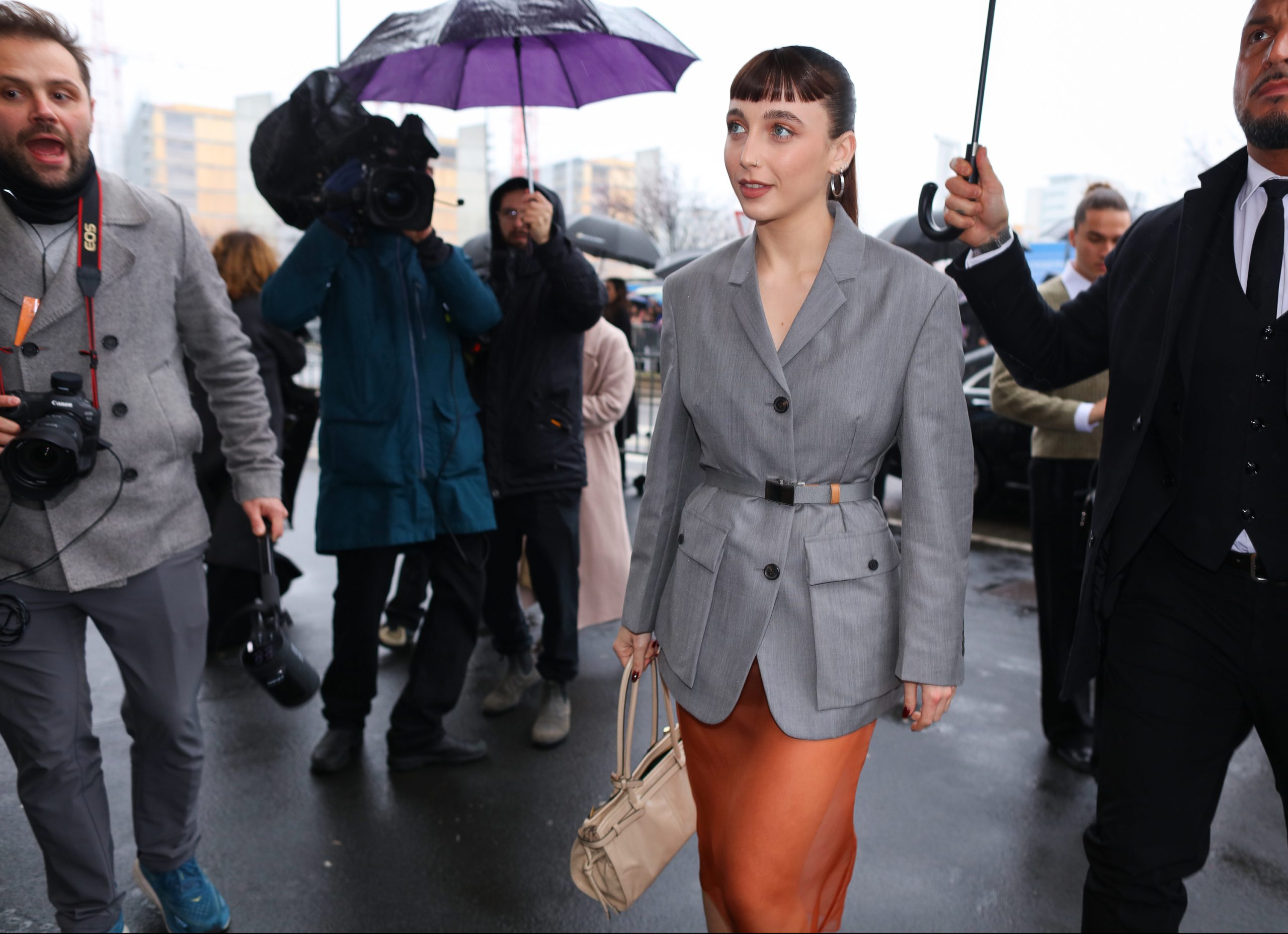 Een streetstyler in een oranje look ter inspiratie voor Koningsdag