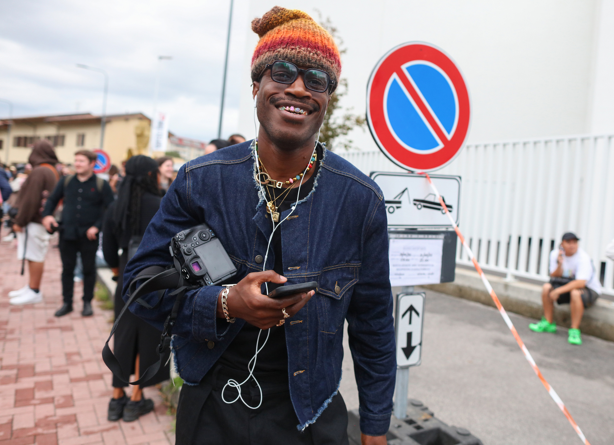 Een streetstyler in een oranje look ter inspiratie voor Koningsdag
