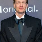 Martijn Lakemeier bij de premiere van de Videoland-dramaserie Maxima in Pathe Tuschinski