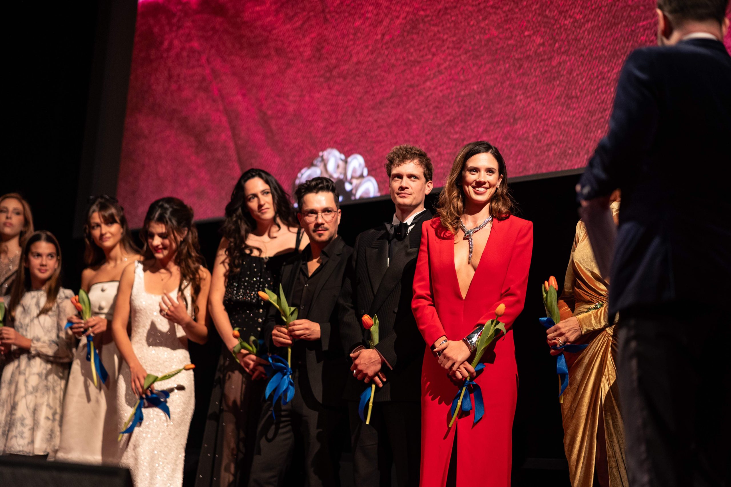 Maxima première in Tuschinski met Delfina Chaves en Martijn Lakemeier