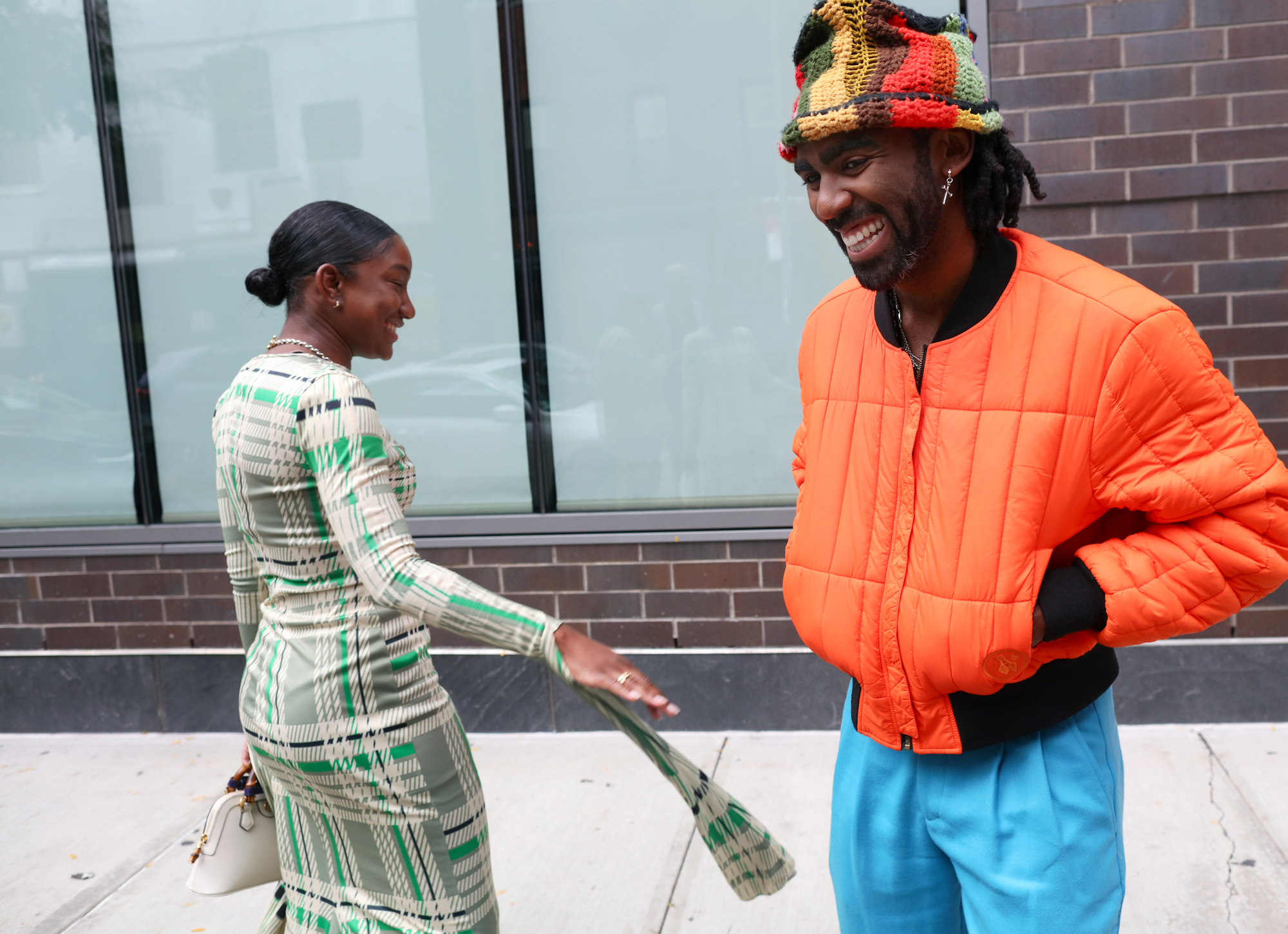 Een streetstyler in een oranje look ter inspiratie voor Koningsdag