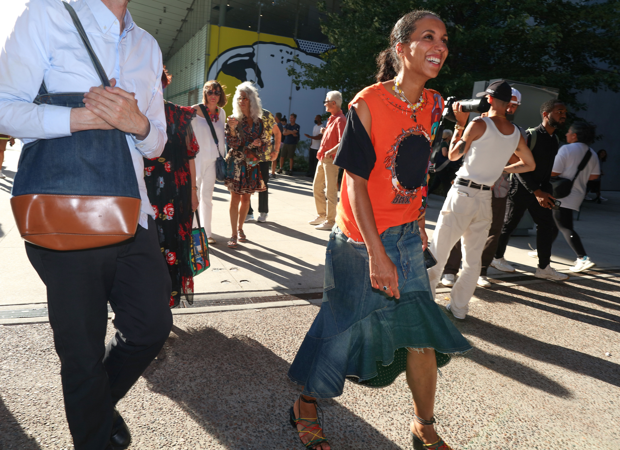 Een streetstyler in een oranje look ter inspiratie voor Koningsdag