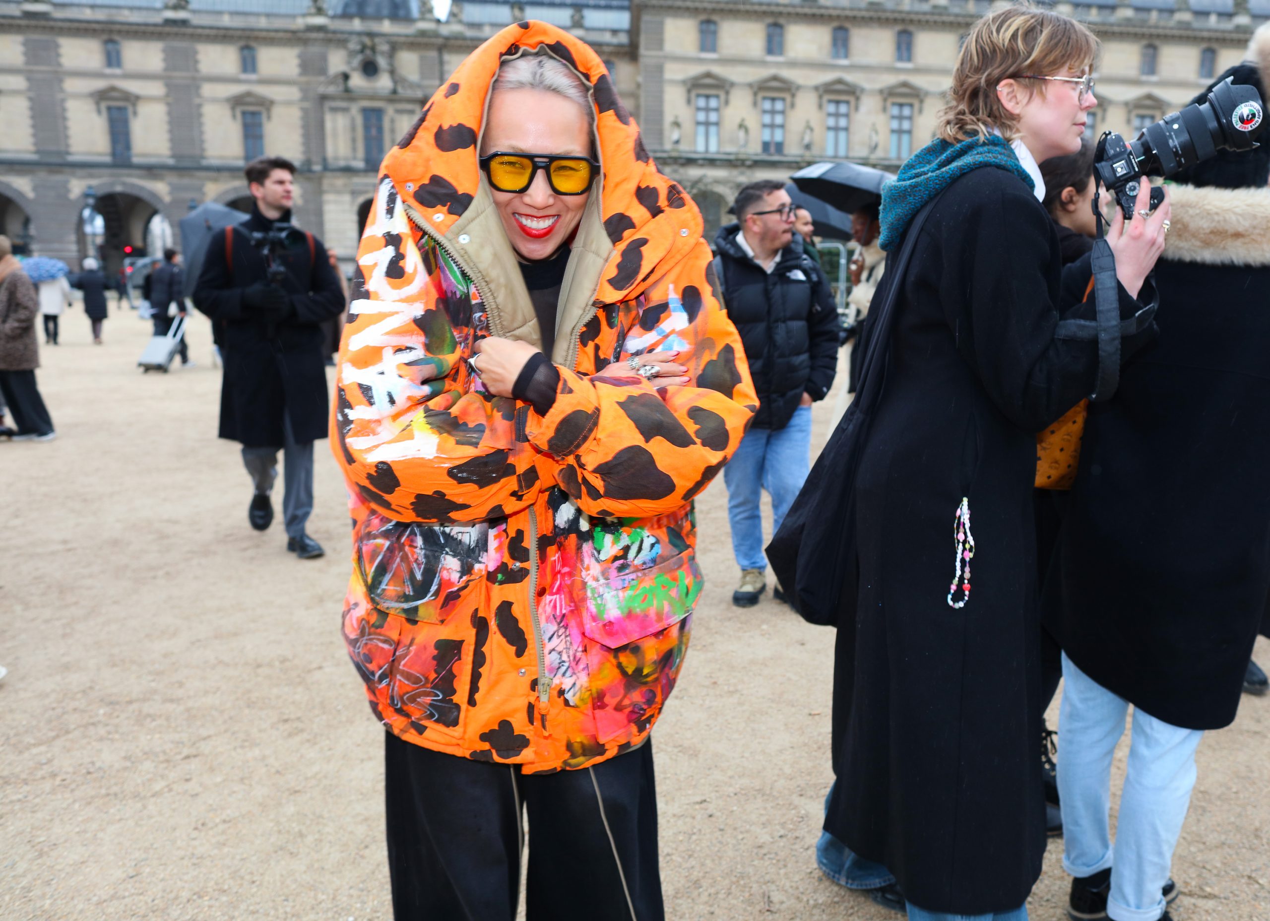 Een streetstyler in een oranje look ter inspiratie voor Koningsdag