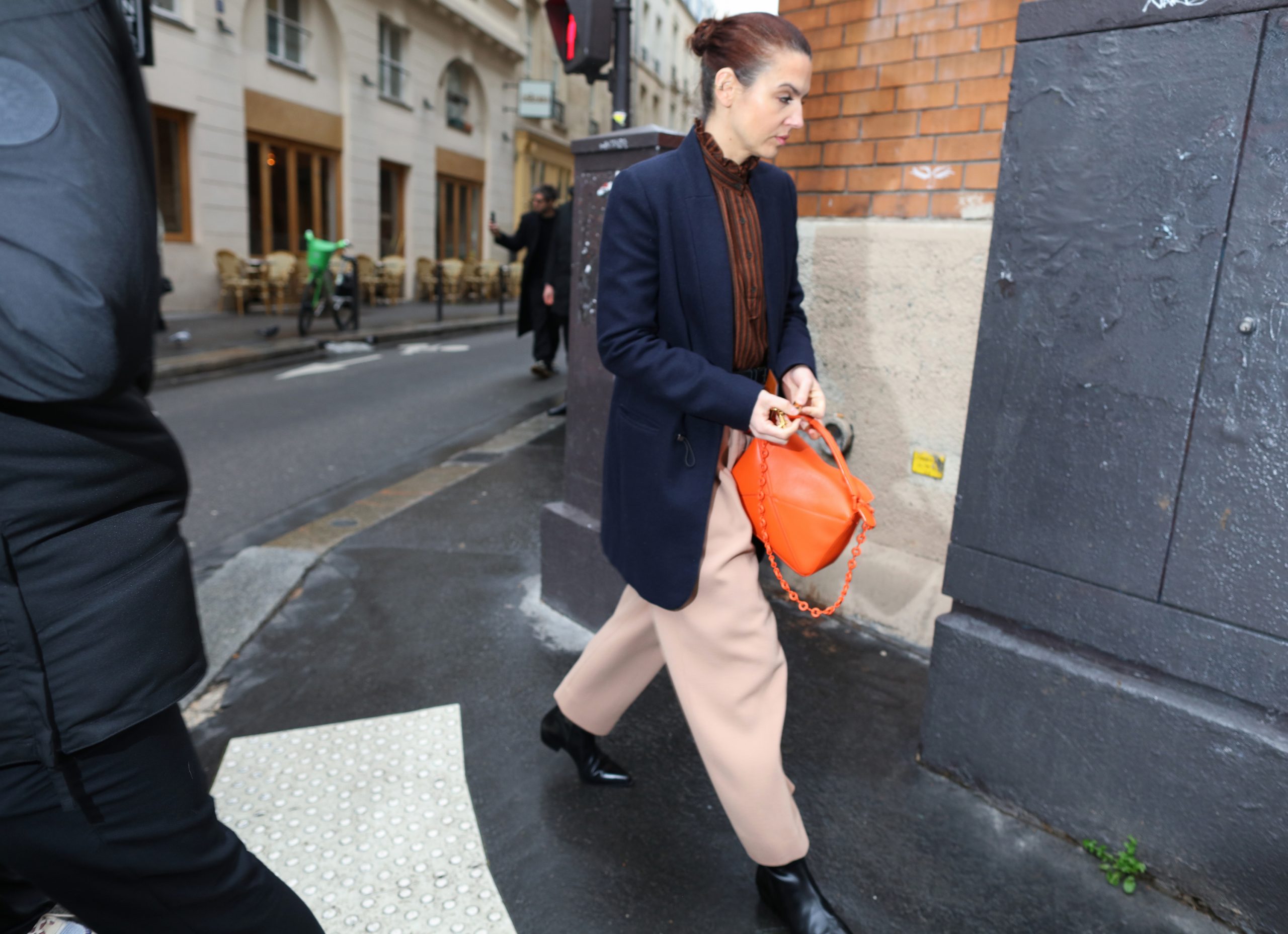Een streetstyler in een oranje look ter inspiratie voor Koningsdag