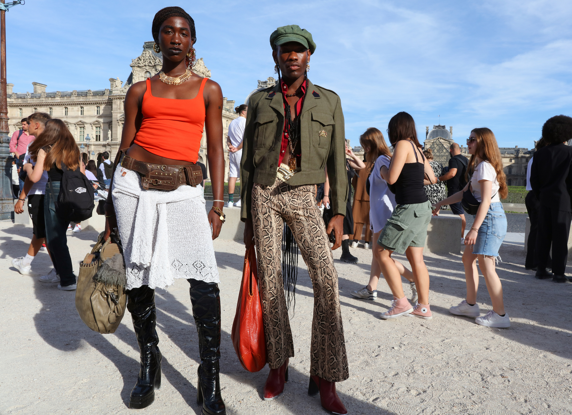 Een streetstyler in een oranje look ter inspiratie voor Koningsdag