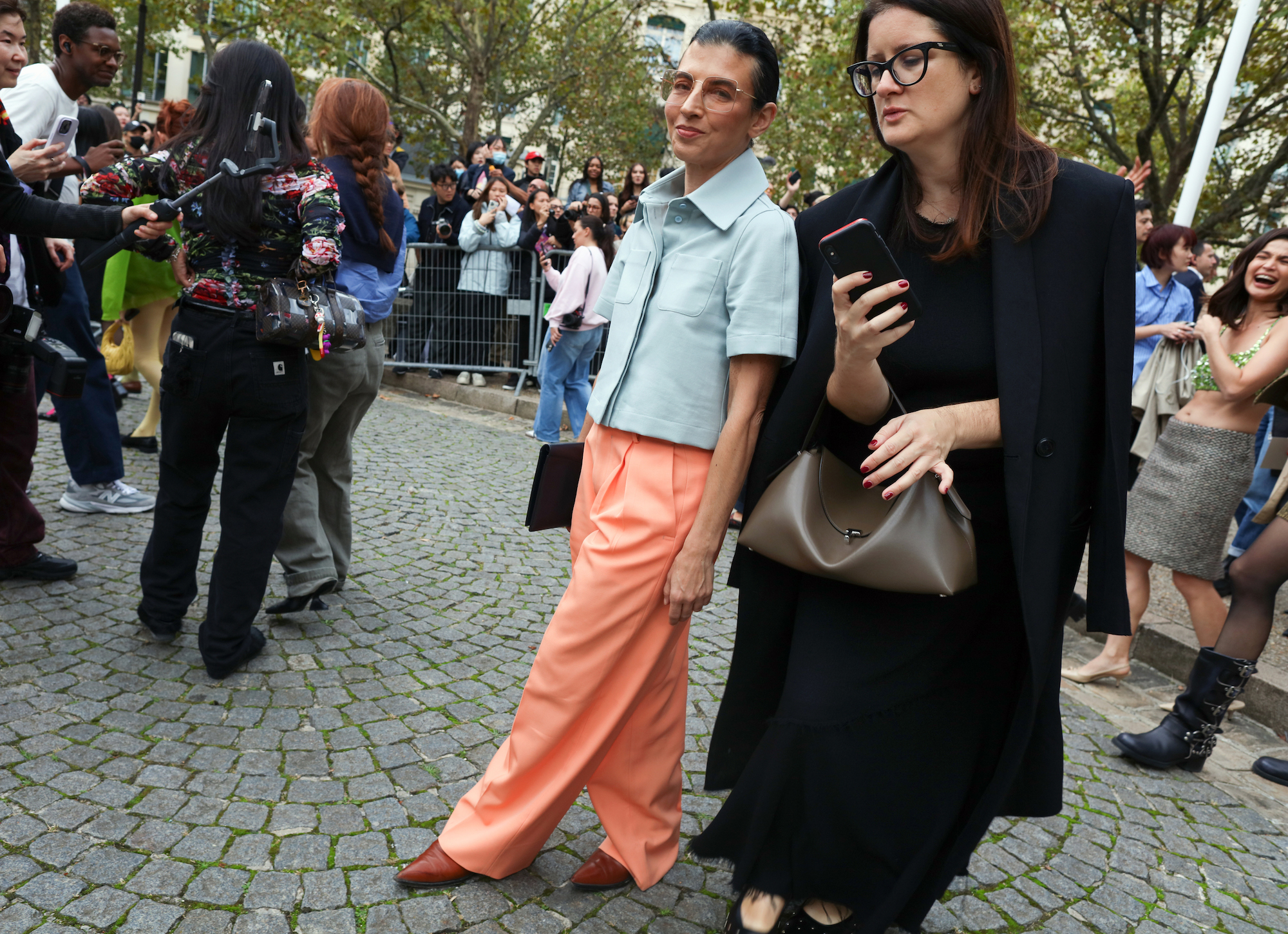 Een streetstyler in een oranje look ter inspiratie voor Koningsdag