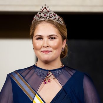prinses-amalia-straalt-in-jurk-met-transparante-cape-tijdens-haar-allereerste-officiele-staatsbanket-294270