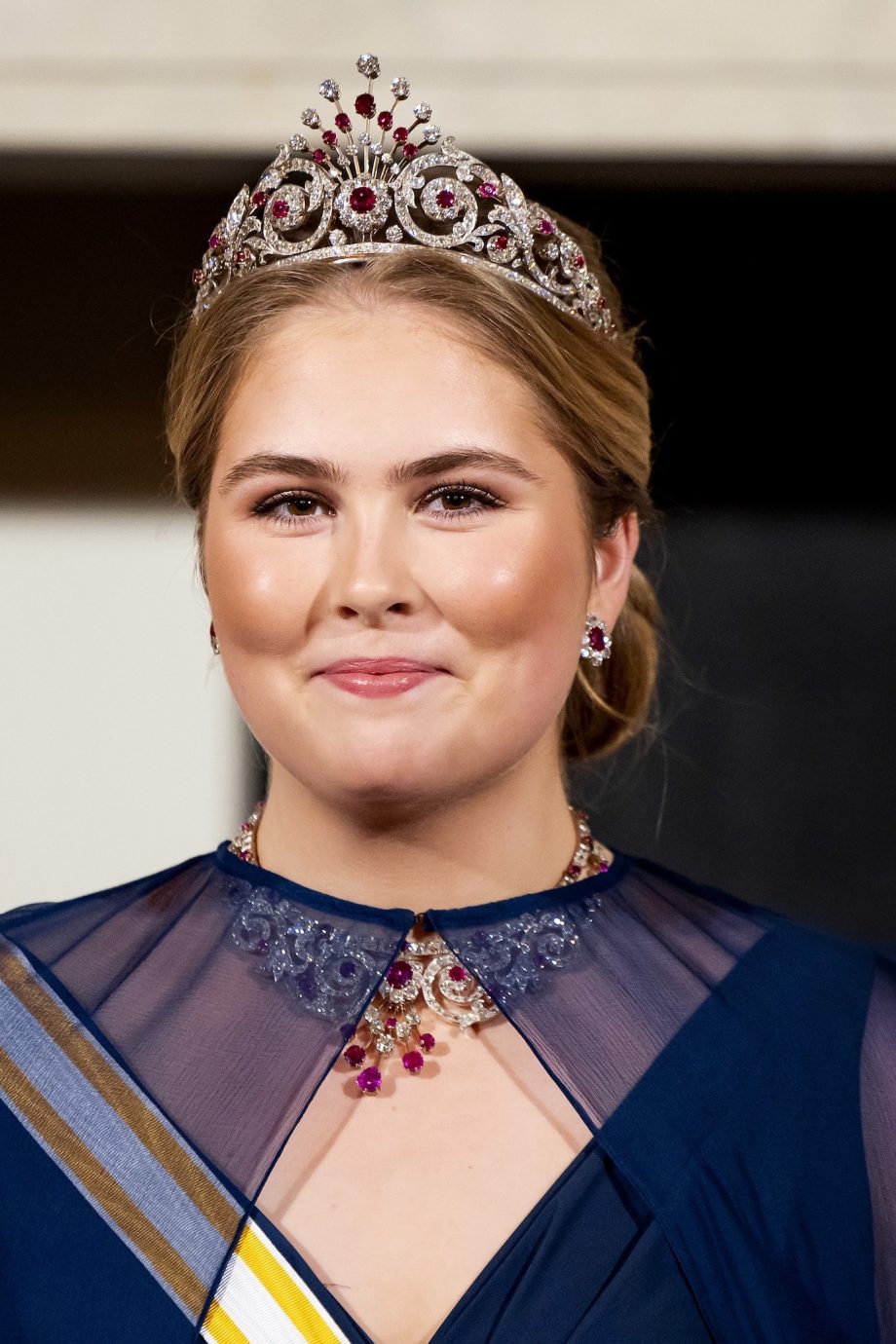 prinses-amalia-straalt-in-jurk-met-transparante-cape-tijdens-haar-allereerste-officiele-staatsbanket-294270