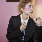 Model draagt lichtblauwe en roze make-up