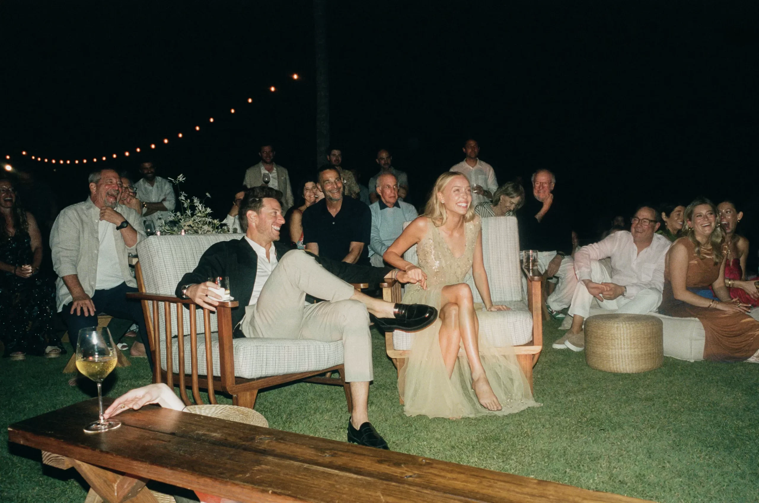 Alex Coopers vrienden gaven hilarische en emotionele speeches.