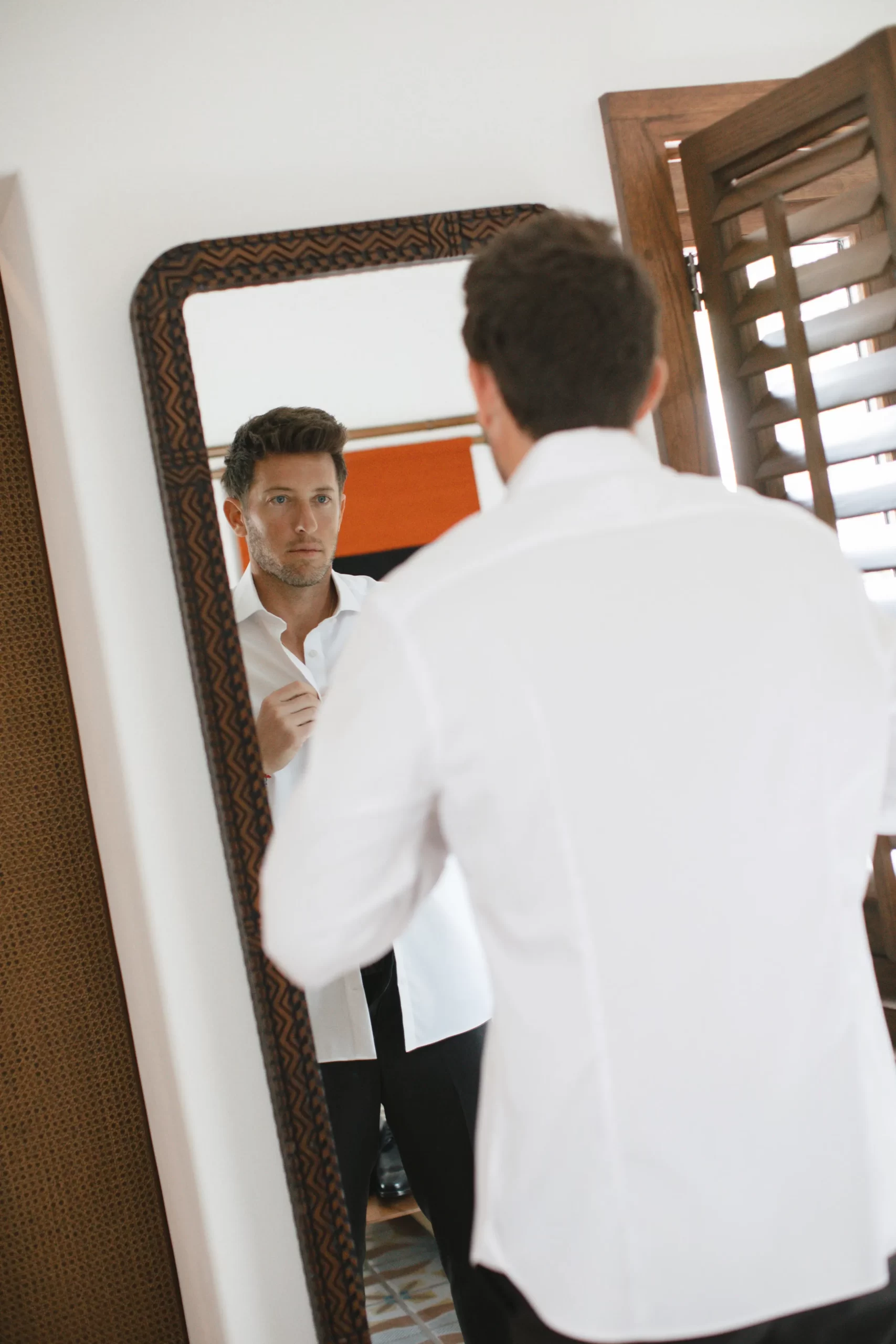 Matt maakt zich klaar voor de ceremonie. Hij droeg een maatpak van The Cloakroom en schoenen van Saint Laurent.