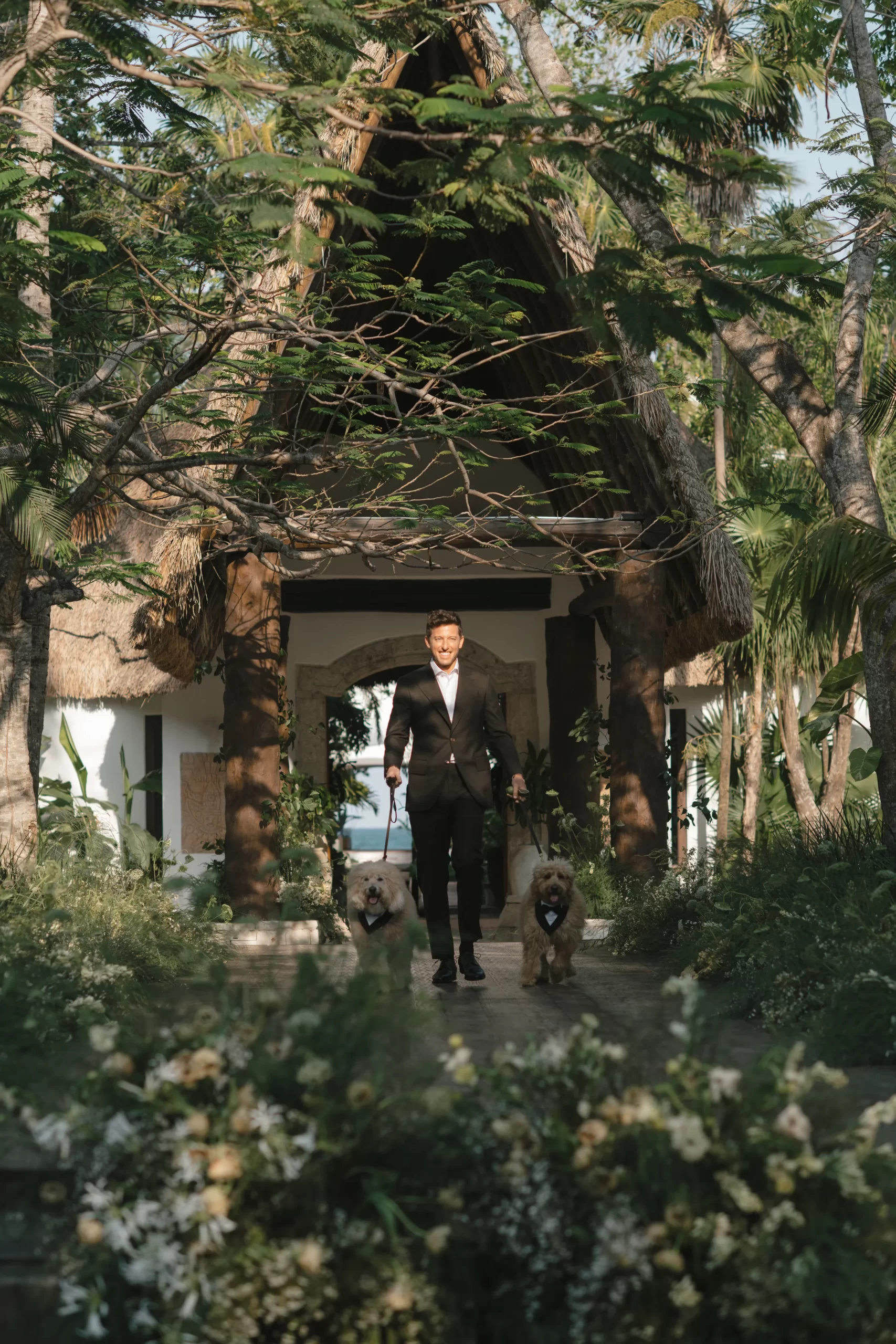 Matt, Henry en Bruce lopen naar het altaar.