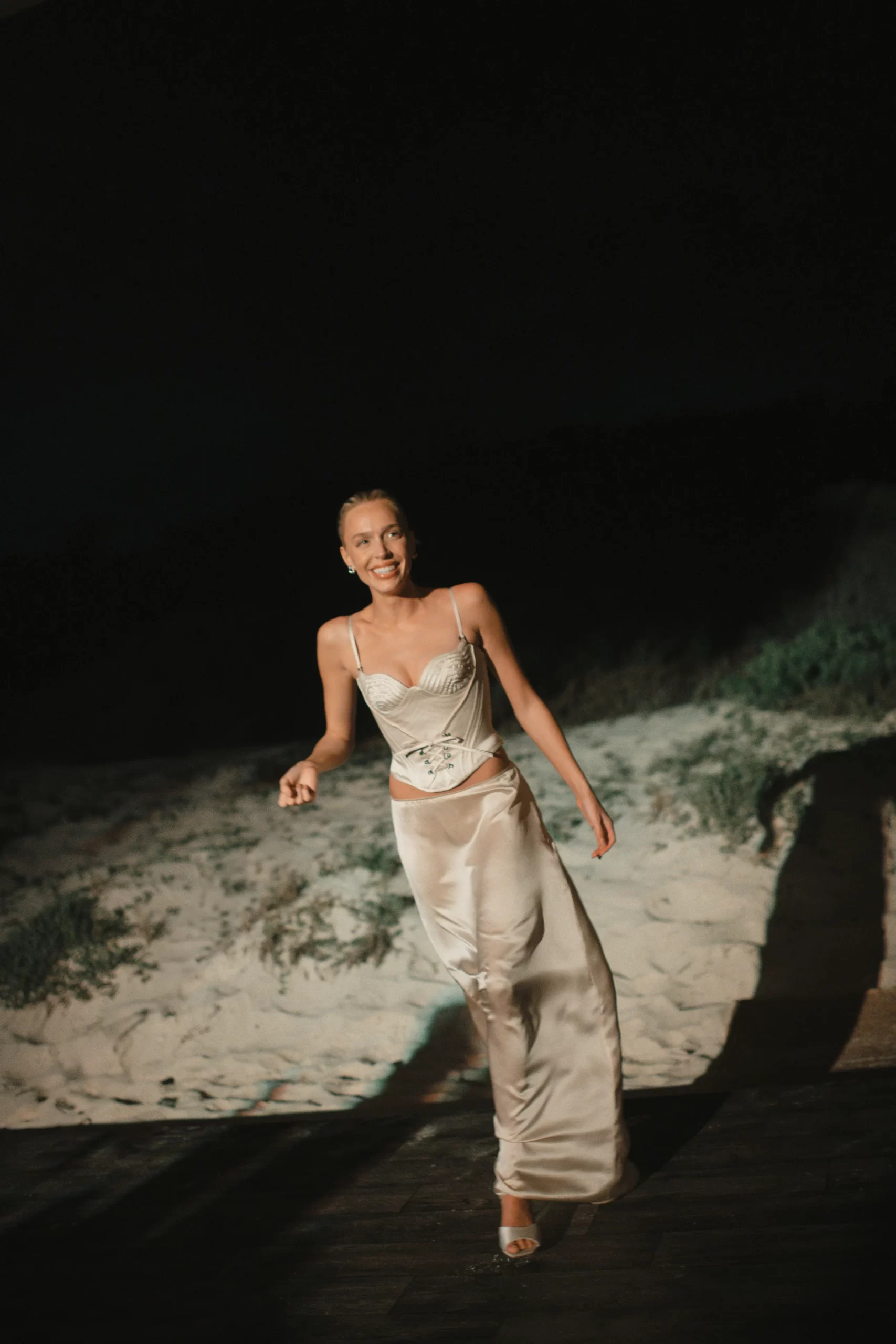 De avondlook van Alex Coopers bruiloft