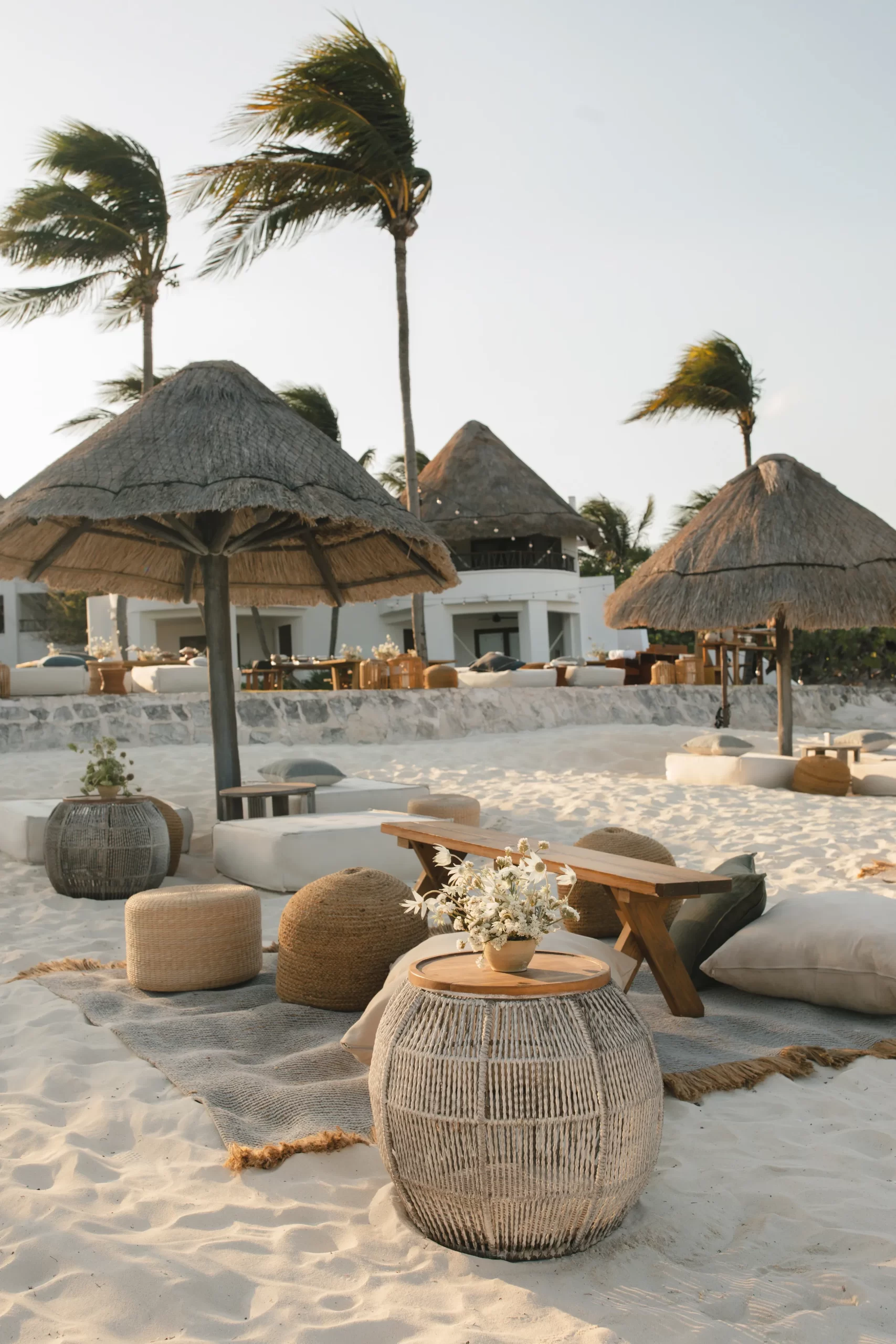 De bruiloft van Alex Cooper op het strand
