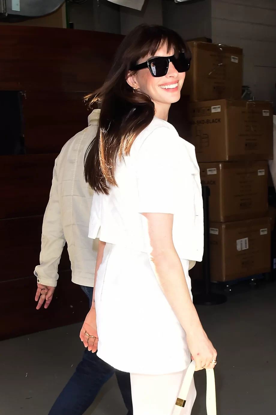 anne-hathaway-geeft-ons-nu-al-de-ultieme-outfitinspiratie-voor-onze-zomergarderobe-295658