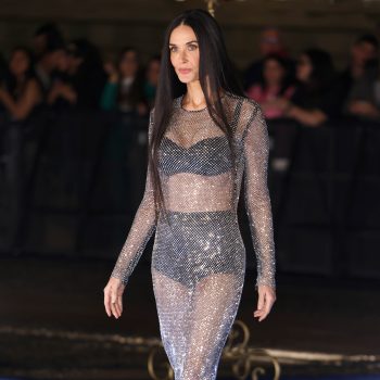 demi-moore-tilt-de-sheer-trend-naar-een-oogverblindend-niveau-met-fonkelende-strass-jurk-293006