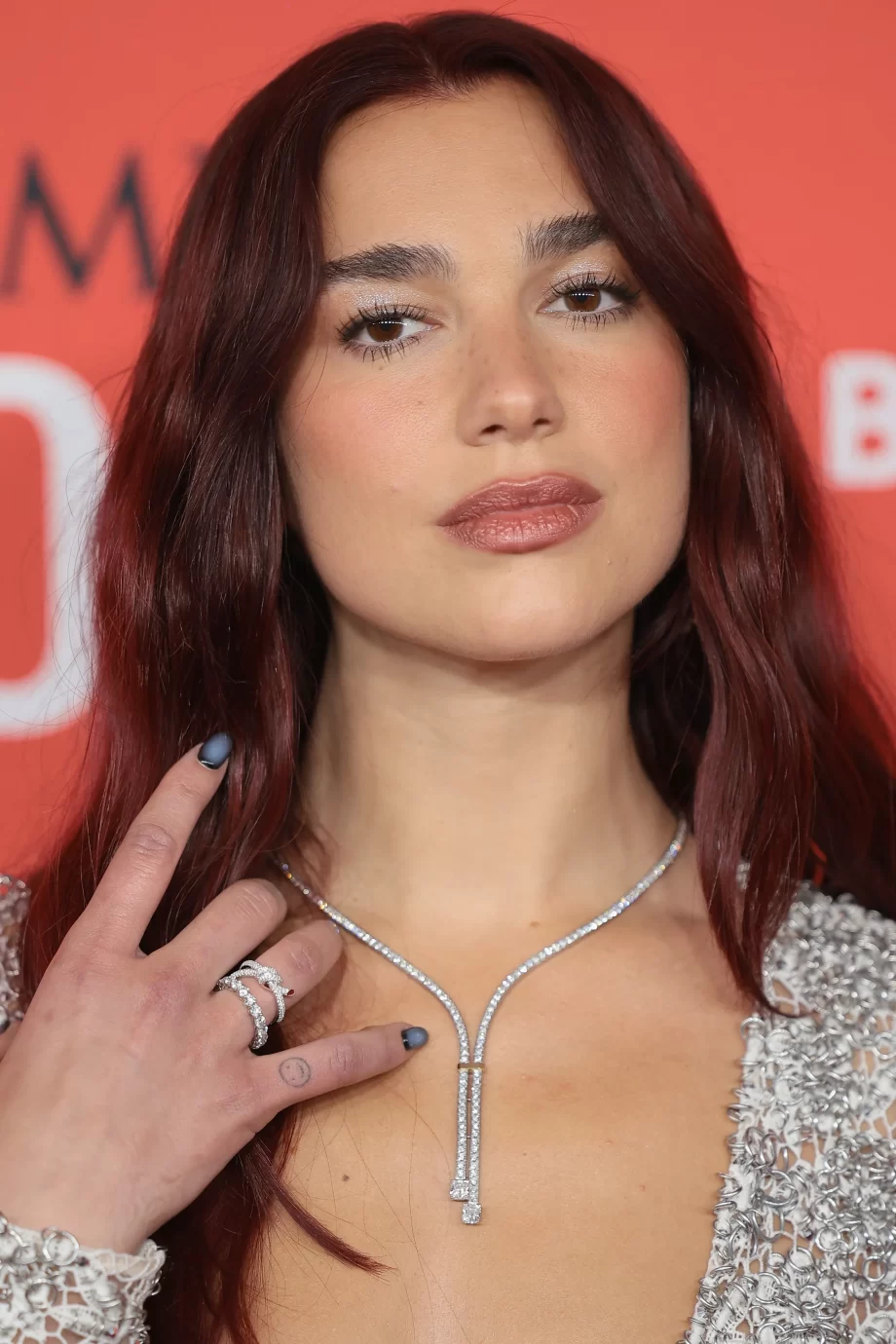 dua-lipa-bewijst-dat-haar-aura-manicure-verrassend-veelzijdig-is-295720