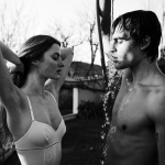 Twee mensen spoelen zich af onder een tuinslang