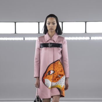 nicolas-ghesquiere-viert-tien-jaar-bij-louis-vuitton-met-pre-fall-2024-collectie-in-shanghai-294652