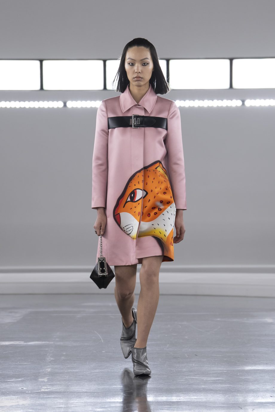 nicolas-ghesquiere-viert-tien-jaar-bij-louis-vuitton-met-pre-fall-2024-collectie-in-shanghai-294652