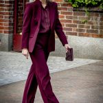 Koningin Máxima op werkbezoek in Waalwijk in een monochrome look