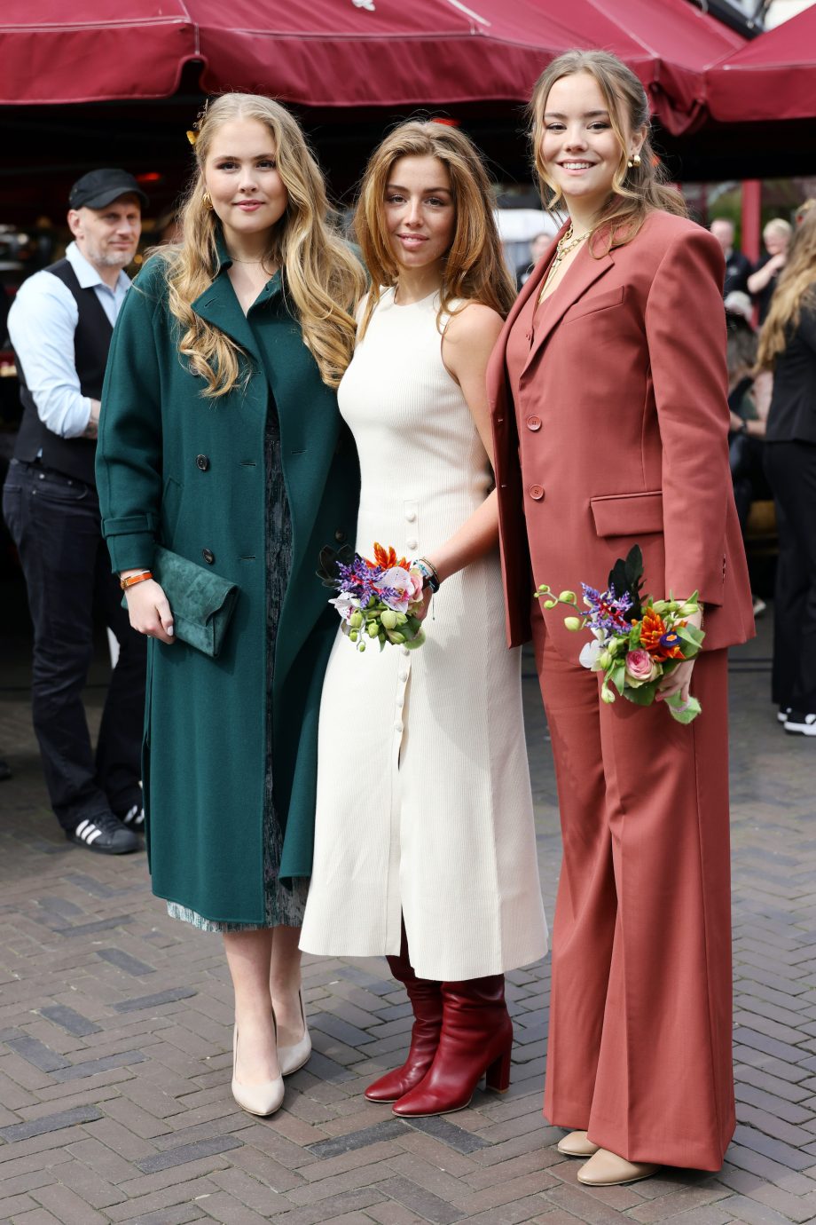 witte-midi-jurk-steenrood-pak-of-groene-jas-hier-shop-je-de-koningsdag-looks-van-de-prinsessen-295512