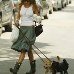 Sienna Miller loopt over straat met koffie in haar hand.