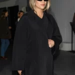 Sofia Richie Grainge in een lange zwarte jas met donkere zonnebril.