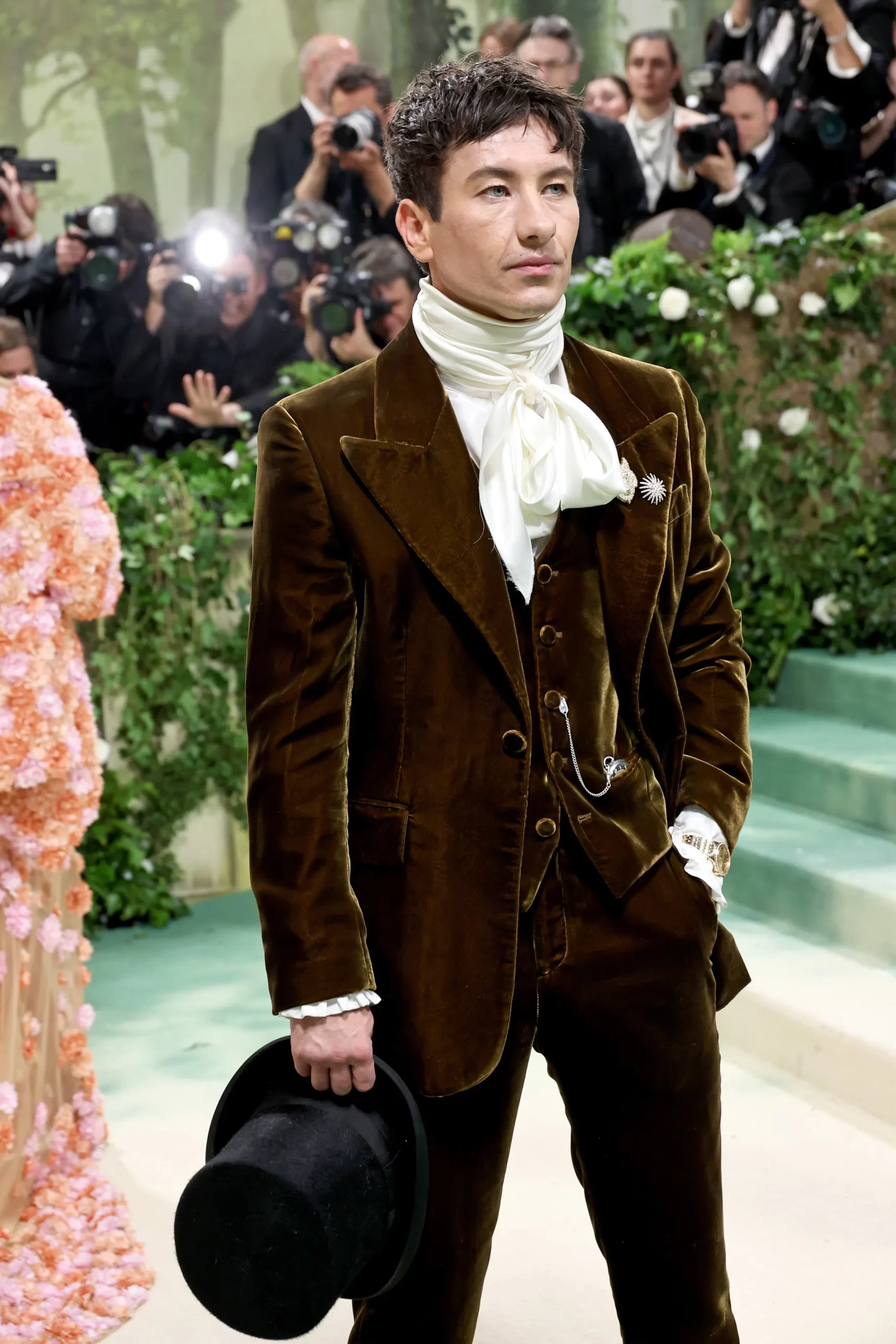 Barry Keoghan in suede pak in regency-stijl