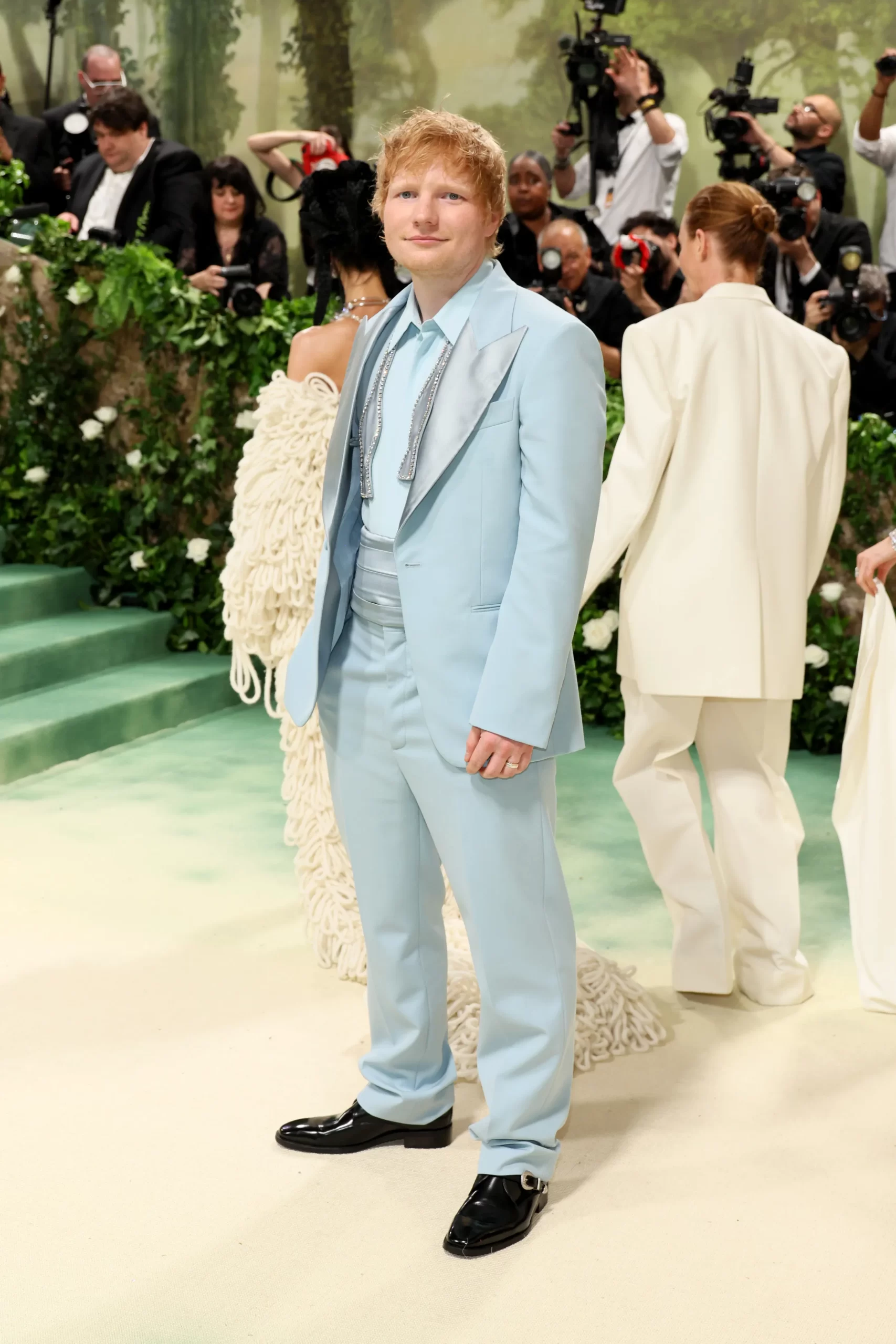 Ed Sheeran in een lichtblauw pak op het Met Gala 2024