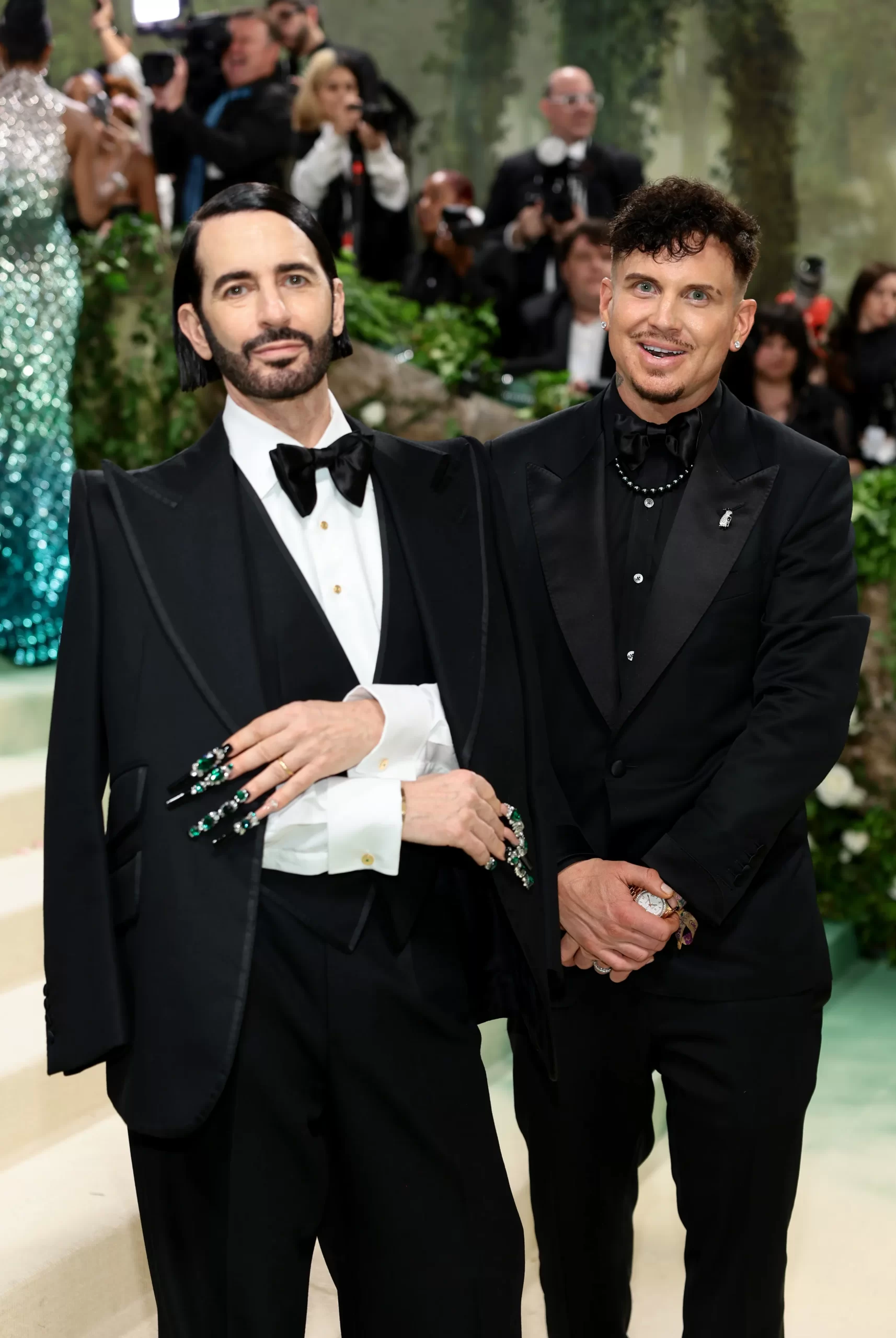 Marc Jacobs in een zwart pak met opvallende manicure en Char Defrancesco in een zwart pak