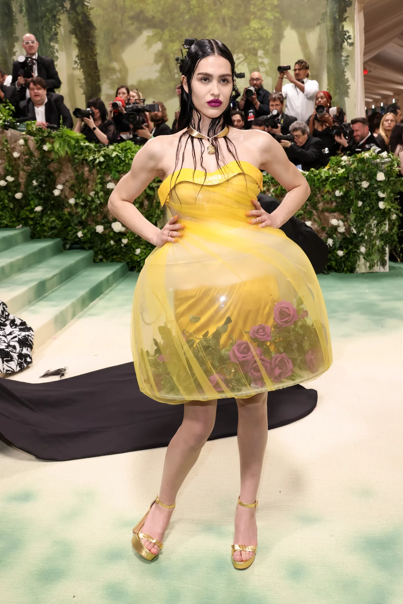 Amelia Gray in een Gele minijurk met bloemen