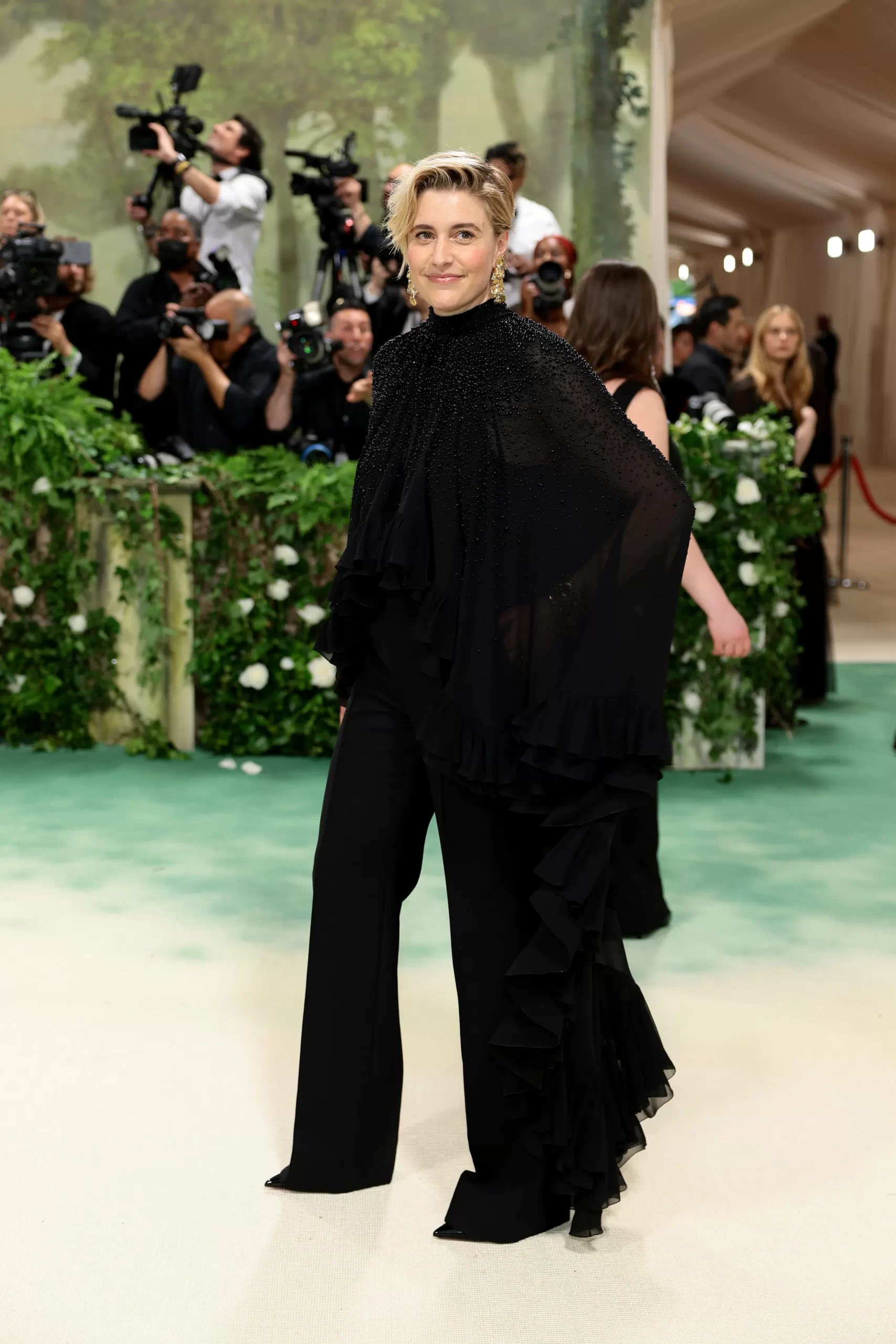 Greta Gerwig in een zwarte look op het Met Gala