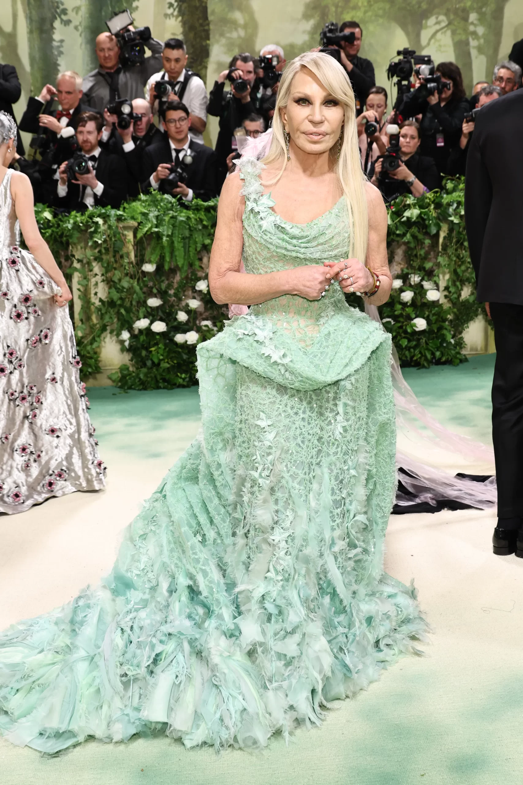 Ook Donatella Versace in een turquoise groene lange jurk