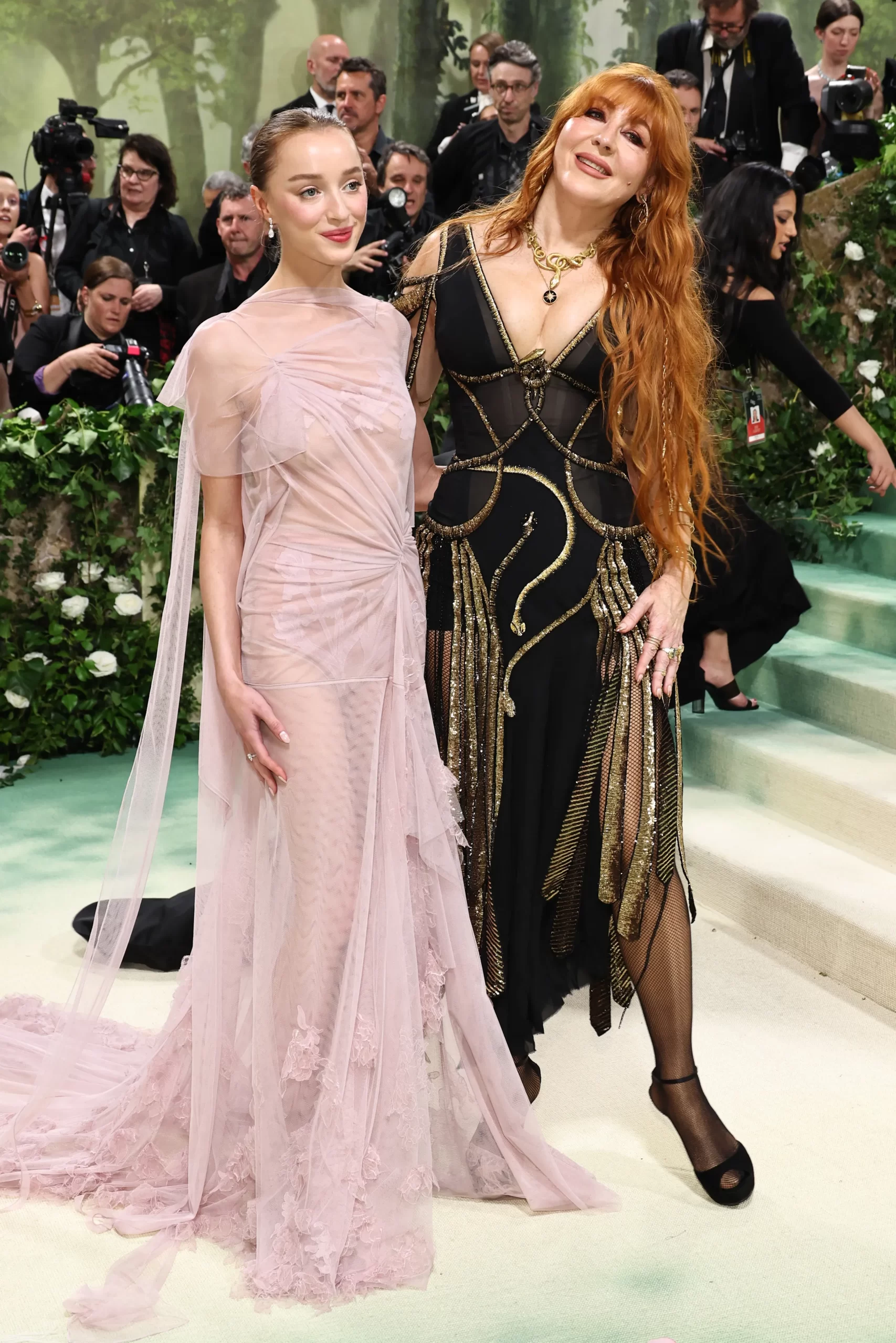Phoebe Dynevor en Charlotte Tilbury op het Met Gala 2024