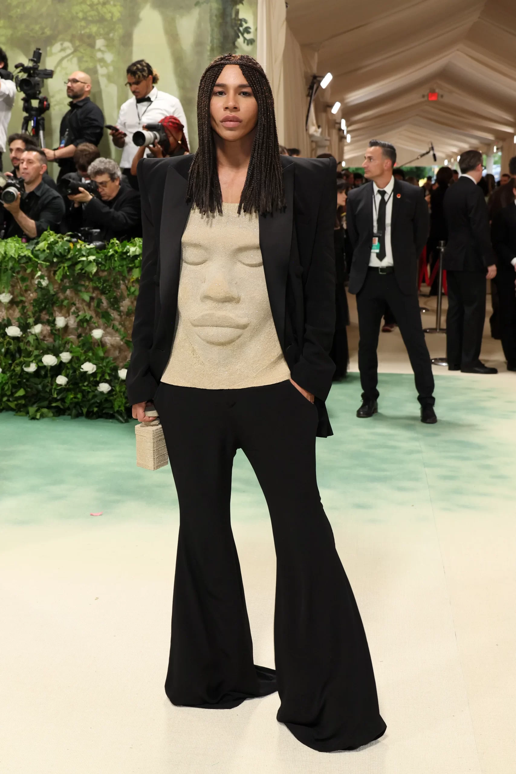 Olivier Rousteign draagt een zandkleurige top met gezicht op Met Gala 2024