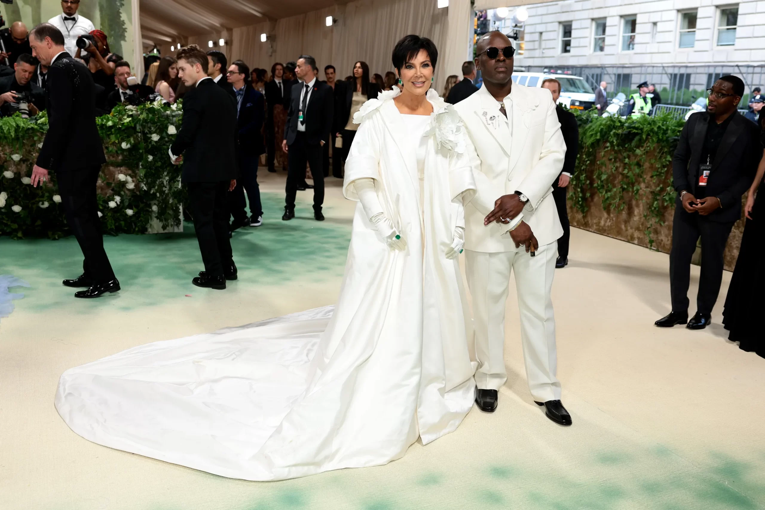 Kris Jenner en Corey Gamble in witte ensembles op het Met Gala 2024