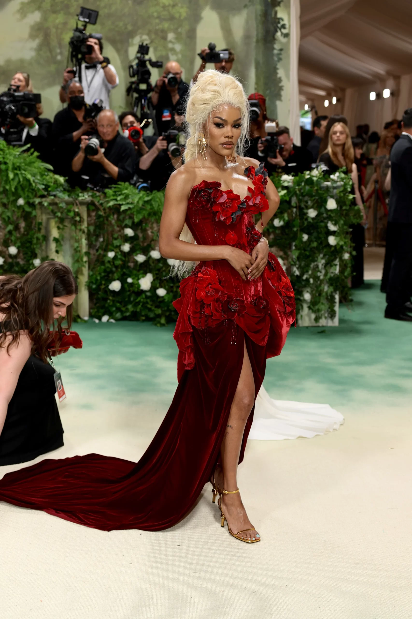 Teyana Taylor op het Met Gala in een rode jurk met bloemen