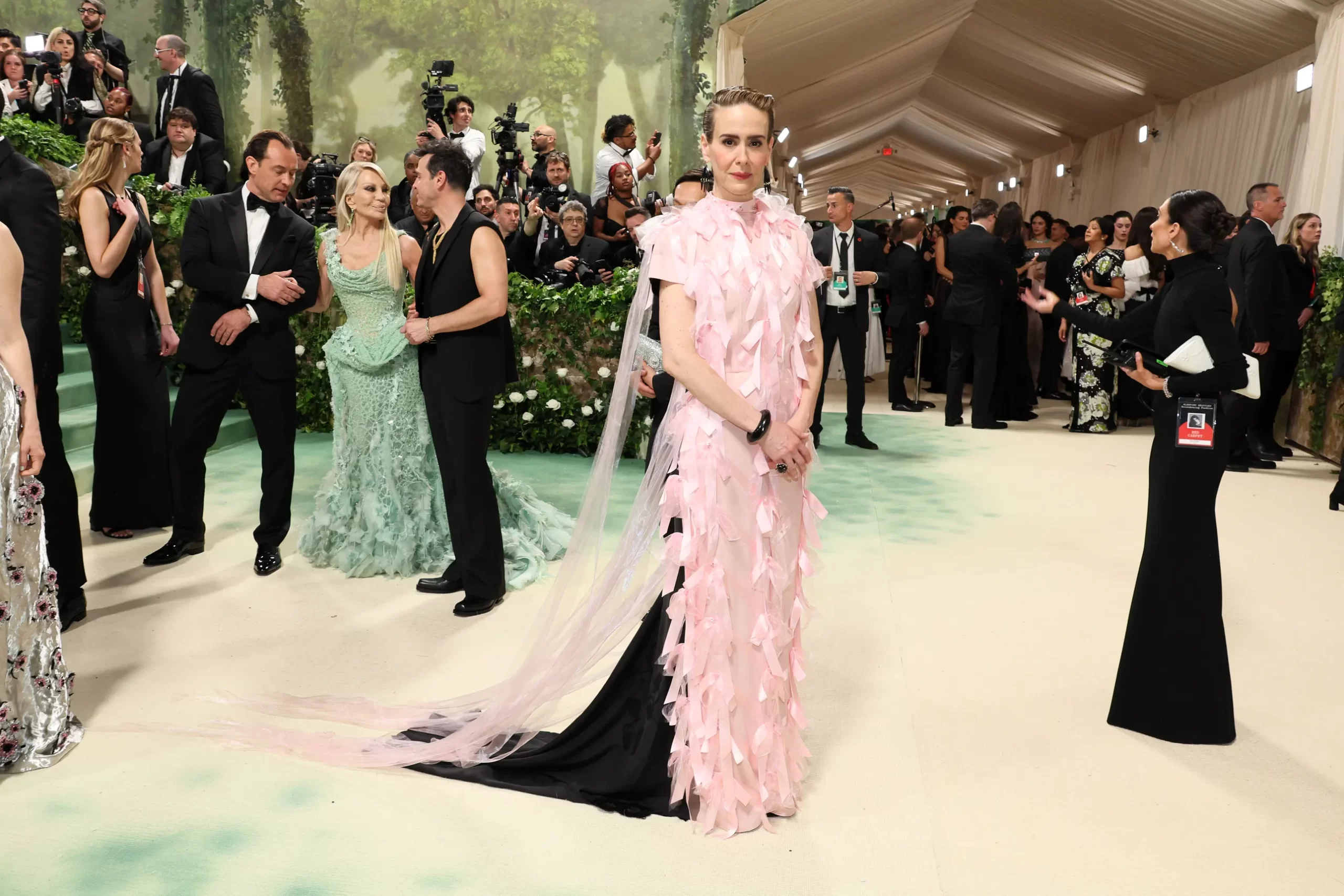 Sarah Paulson in een roze jurk met zwarte achterkant