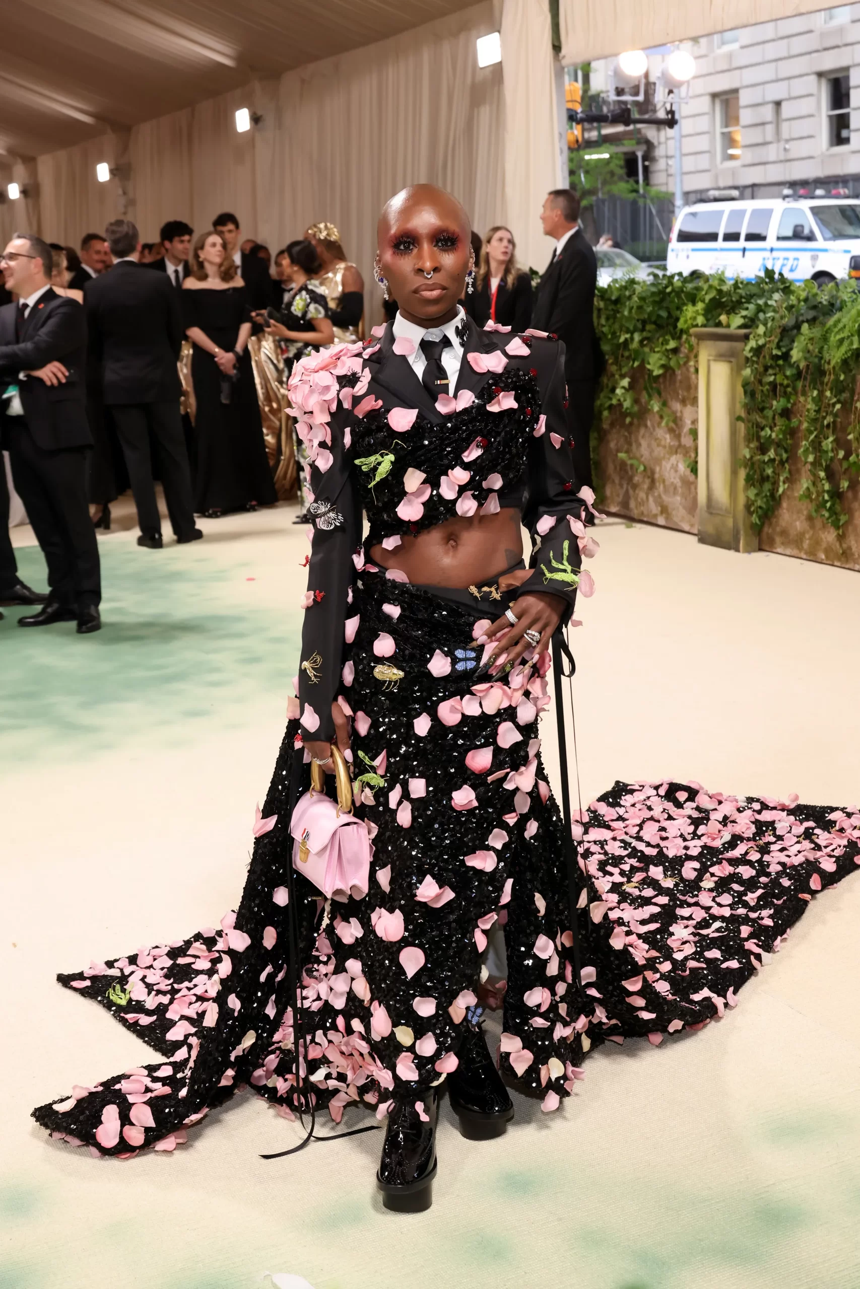Cynthia Erivo in een zwarte jurk met roze rozenblaadjes